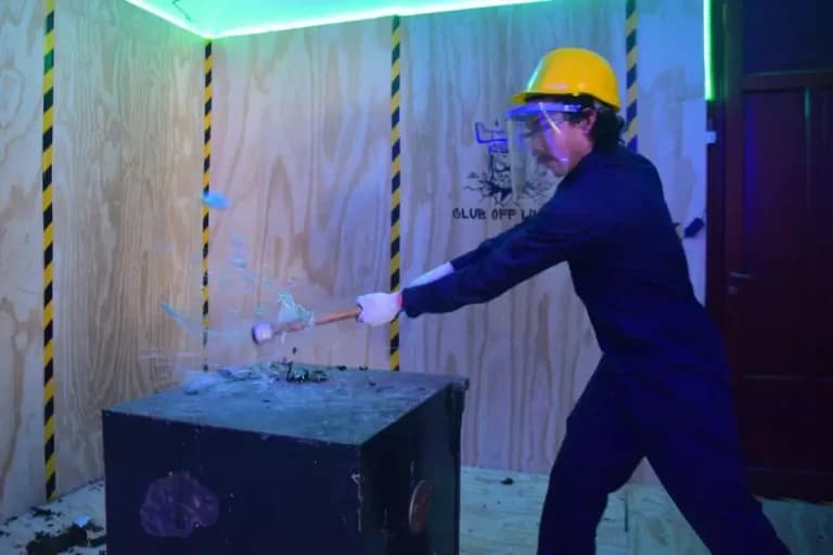 Club Off Limits: cómo es la primera sala de destrucción de Córdoba para romper televisores, impresoras y liberar estrés