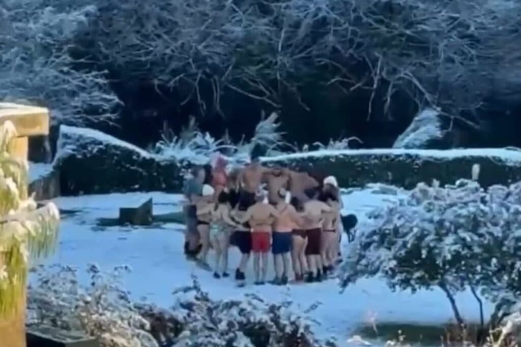 En bikini y bermuda: entrenaron bajo la nieve en La Cumbrecita y el video se volvió viral