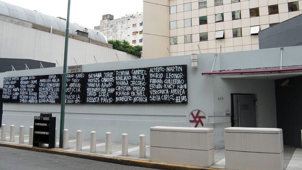 A 32 años del atentado a la AMIA: tres mujeres transformaron el dolor en memoria y la lucha por justicia
