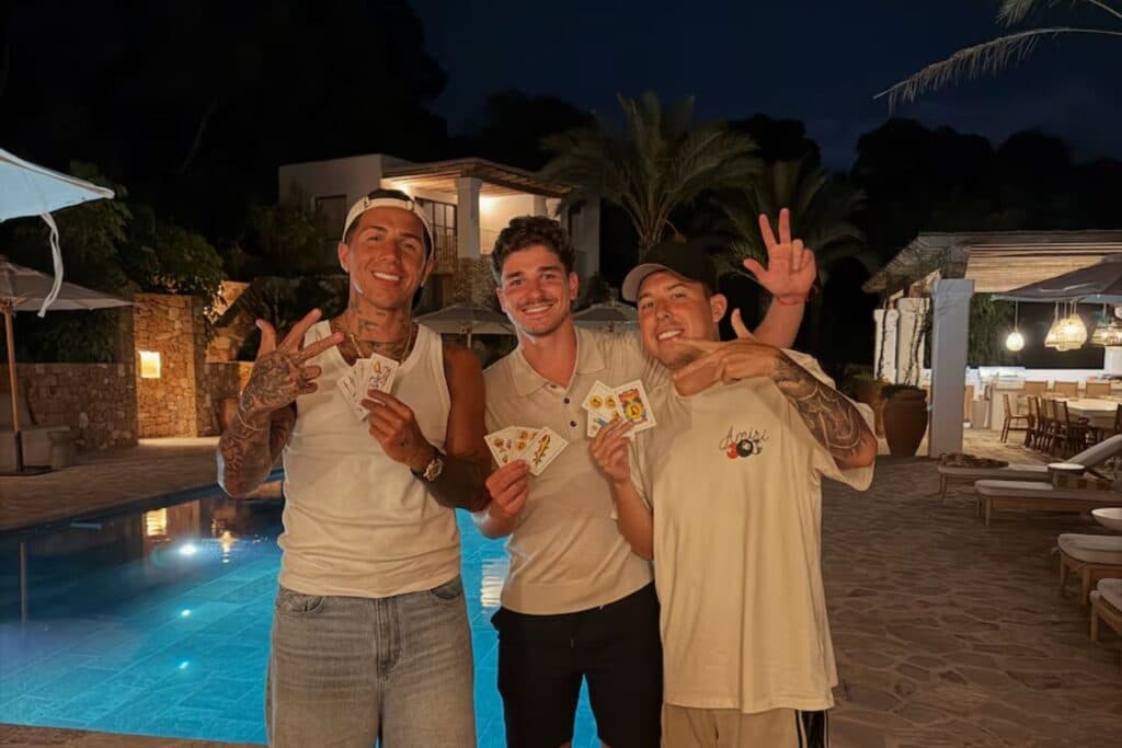 Enzo Fernández y Julián Álvarez disfrutaron de sus vacaciones en Ibiza: el divertido comentario de Lisandro Martínez