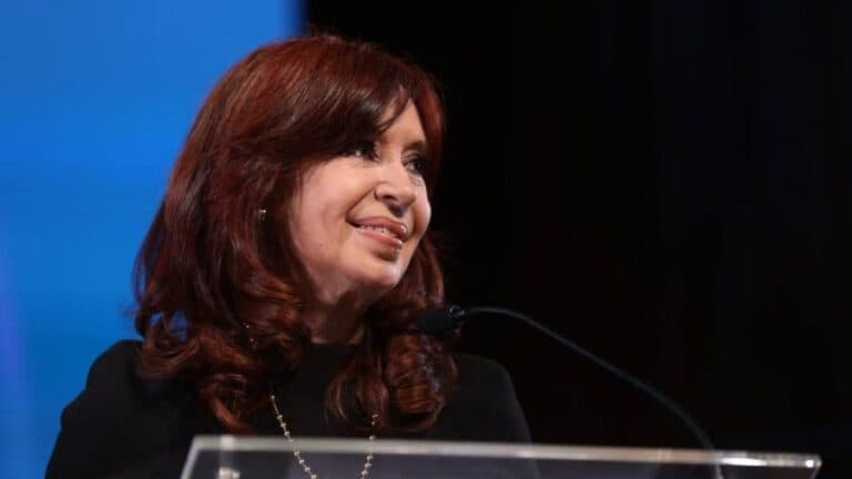 CFK: ‘Que te pongan una banda y te den el bastón, no significa que te den el poder’