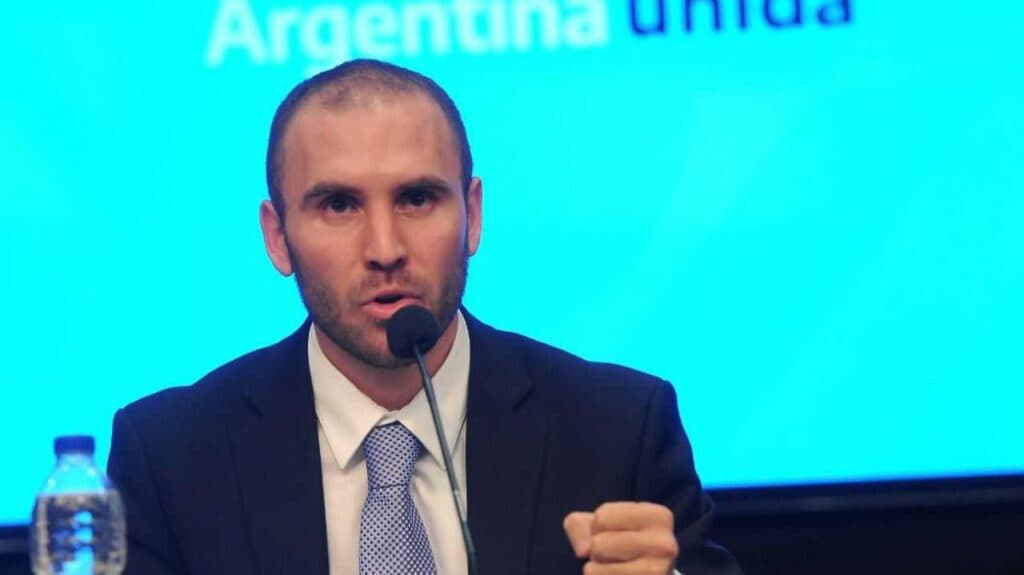 Fijan impuesto del 30% a la compra de dólares y suben tope de retenciones