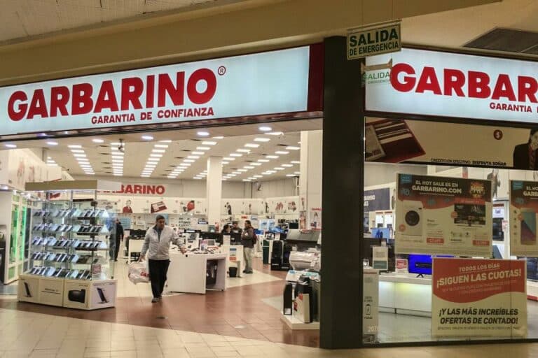 Sin stock y con sueldos adeudados, Garbarino continúa cerrando sucursales