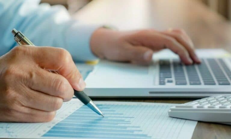 Informe del IARAF: un empleado trabaja hasta julio sólo para pagar impuestos