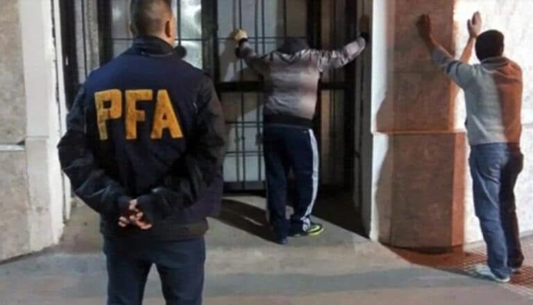 Endurecen la política migratoria para expulsar a extranjeros que cometieron delitos