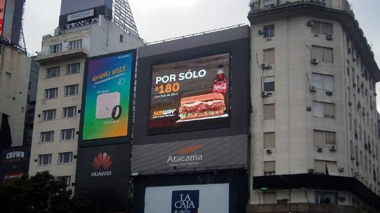 Taggify lleva publicidad programática a calles e interiores con carteles «smart»