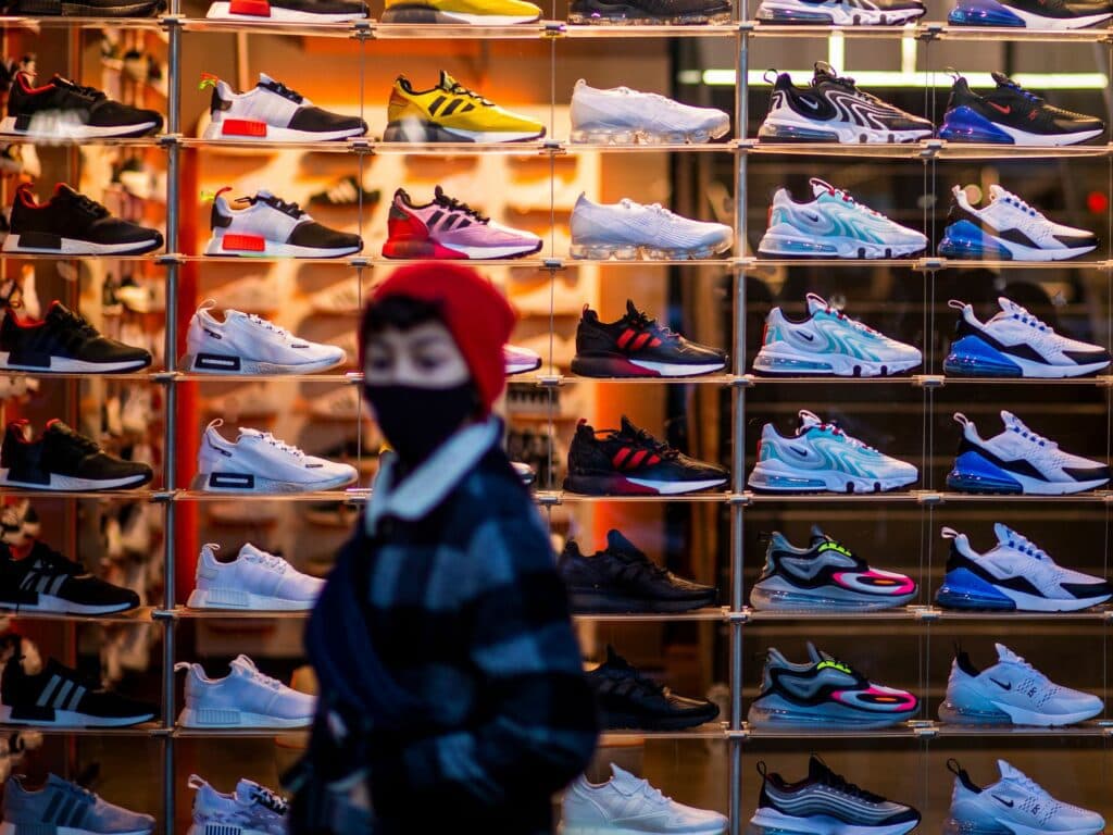 Comprar zapatillas deportivas en Argentina es 50% más caro que en Brasil