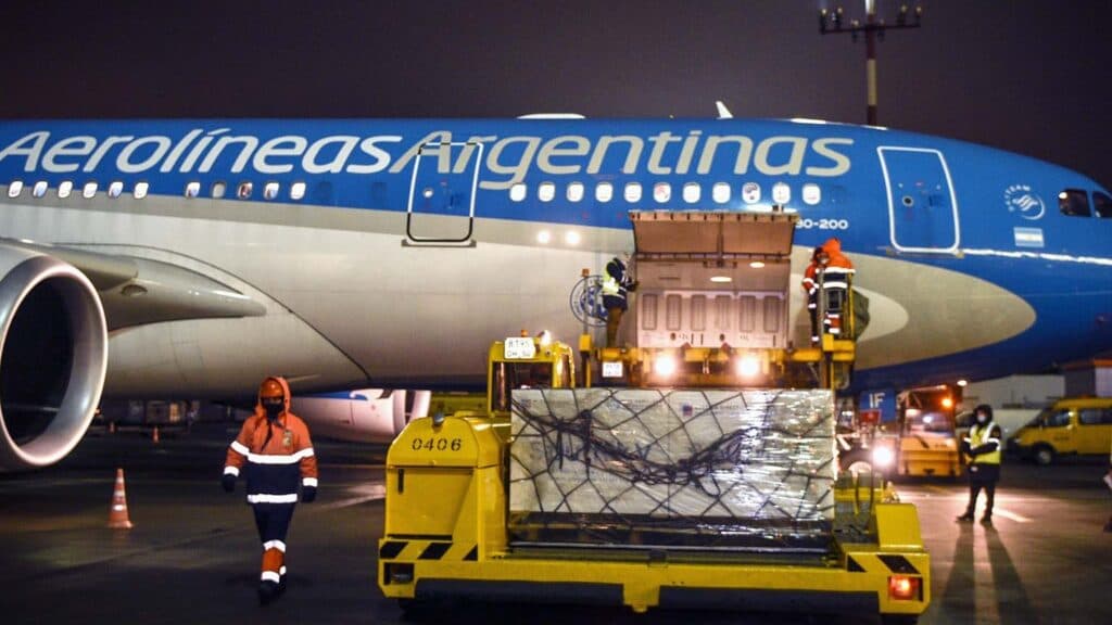 Aerolíneas latinoamericanas transportaron un 20% menos de carga en febrero