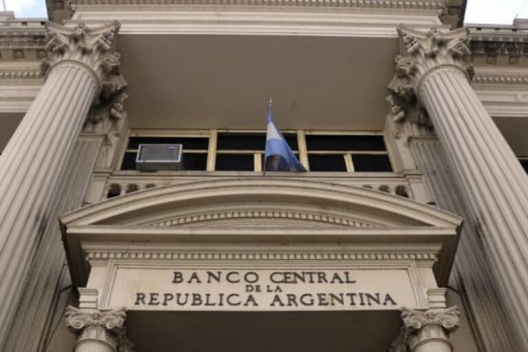 El BCRA volvió a bajar la tasa, con una ligera expansión monetaria