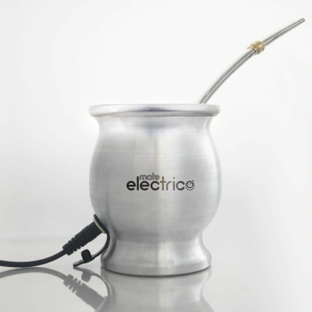 Un argentino creó un mate electrónico para que la yerba no se lave ni se enfríe