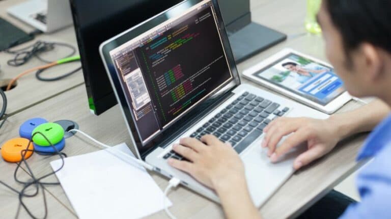 Lanzan un programa para impulsar la creación de empleo en la industria del software