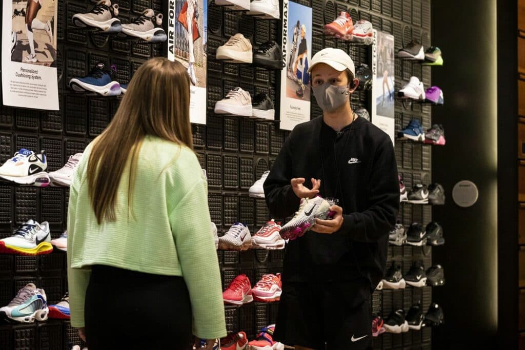 Cuántas horas de trabajo se necesitan para comprar un celular, un par de zapatillas o ir al cine