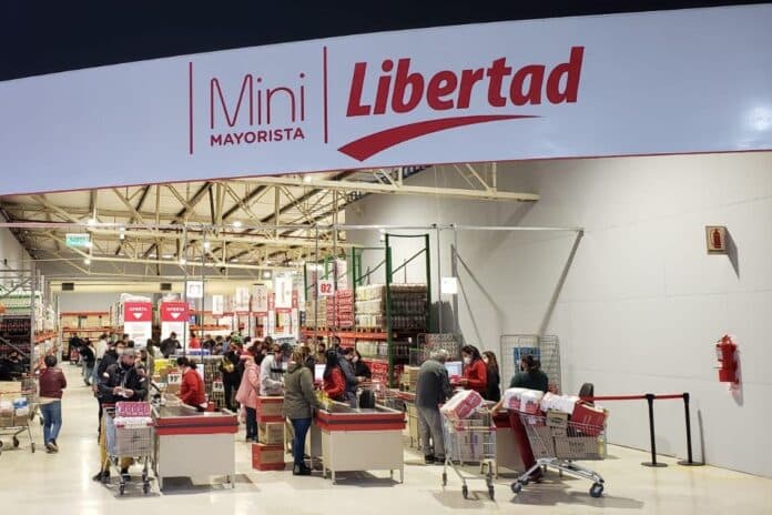 Bomba en el retail: La Anónima compra los hipermercados de Libertad