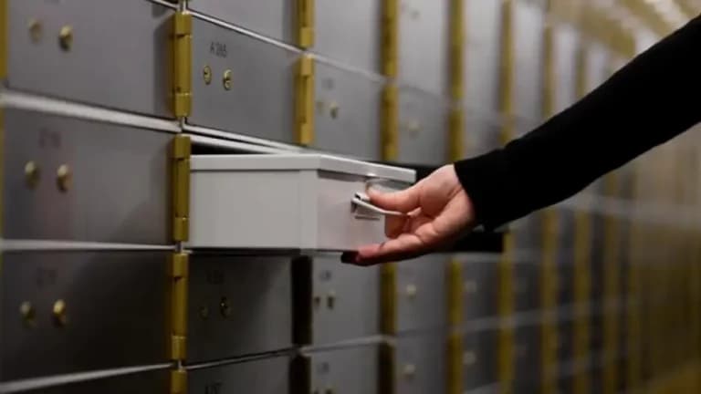 El ruido político mete miedo: los dólares vuelan de los bancos a las cajas