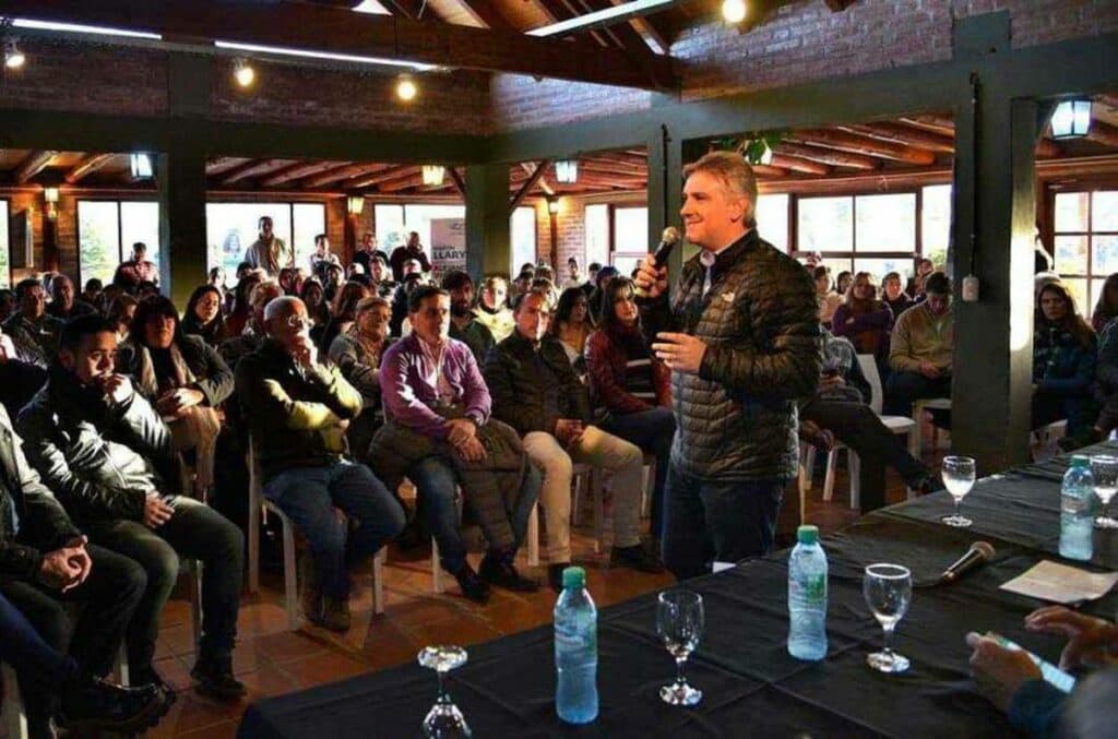 Sin viajar, Llaryora desembarcó en Traslasierra, el feudo de Oscar González