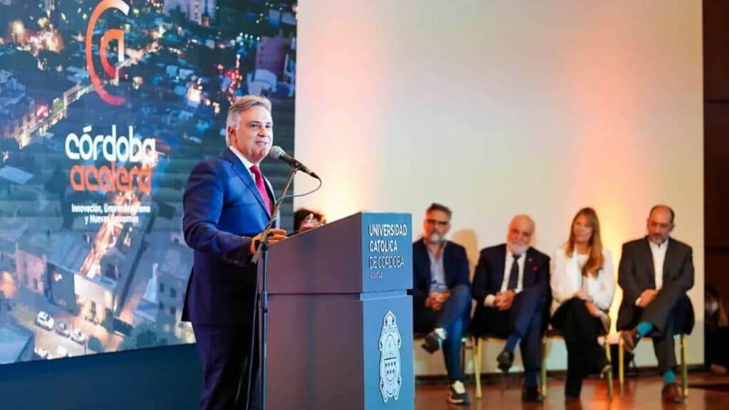 Cómo vio el círculo rojo el triunfo de Llaryora