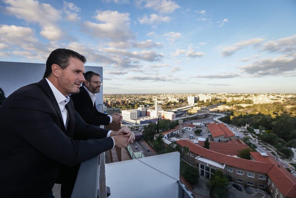 Elyon inauguró el Faro del Poeta y proyecta un nuevo lanzamiento