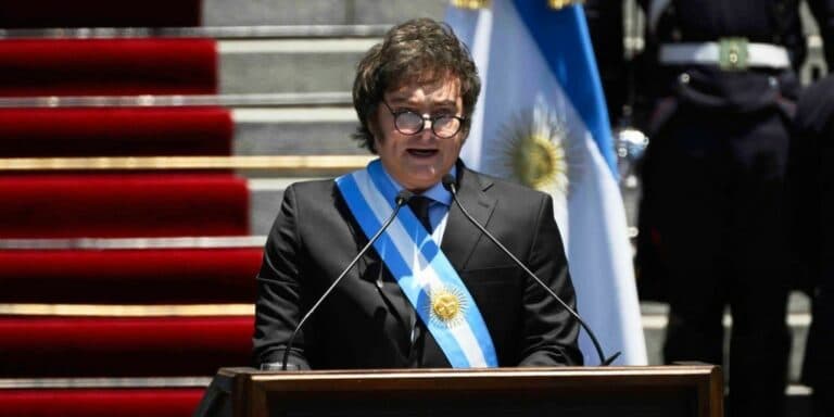 Para el IAEF, la devaluación mejoró las condiciones financieras pero advierte que siguen en «estrés severo»
