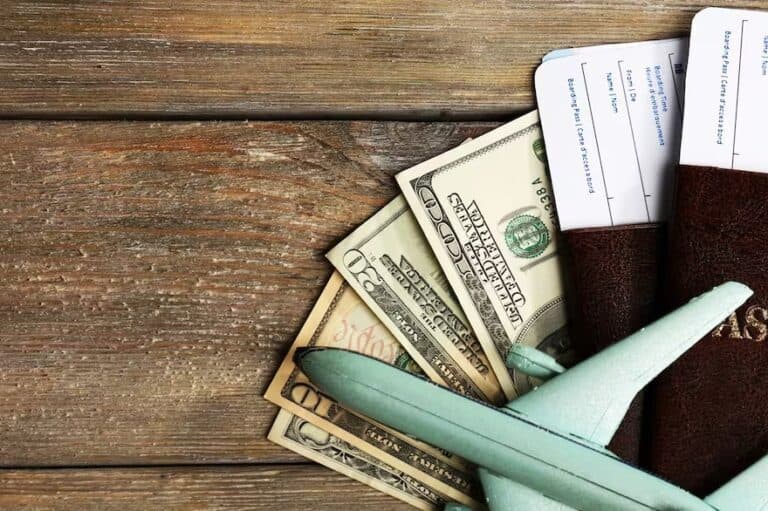 Compras con tarjeta: ¿cómo conviene pagar los gastos en moneda extranjera?