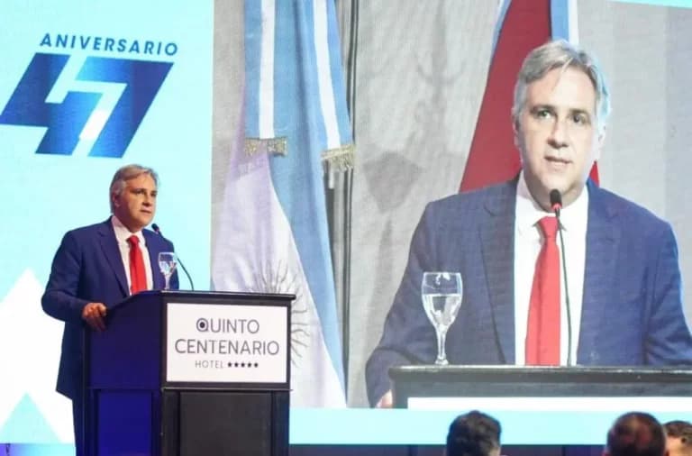 Llaryora tiene frentes económicos y políticos que complican su gestión