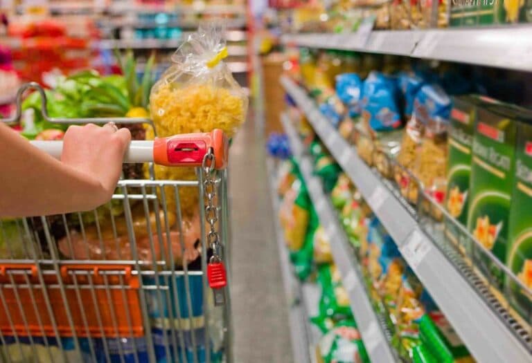 Consumo y recesión: 6 de cada 10 argentinos disminuyeron «gustos» y el 50% usa ahorros para pagar gastos