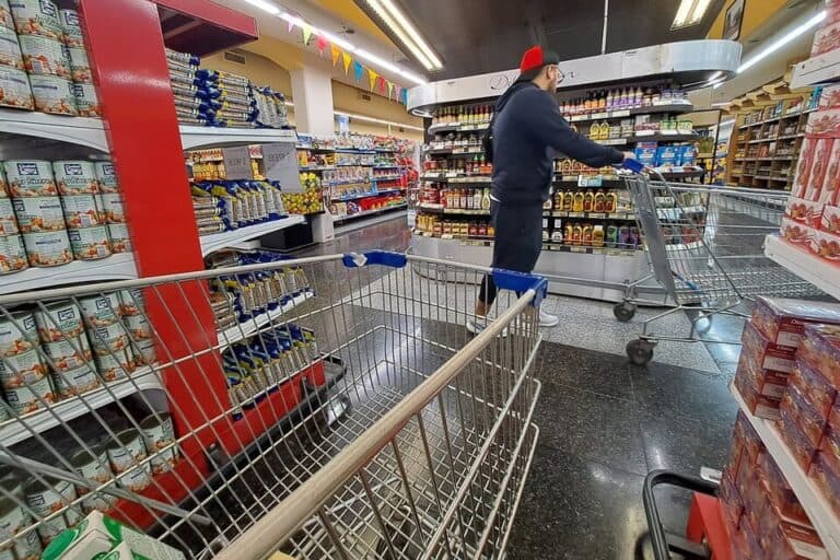 El consumo en Argentina crecerá en 2025, aunque por debajo del promedio