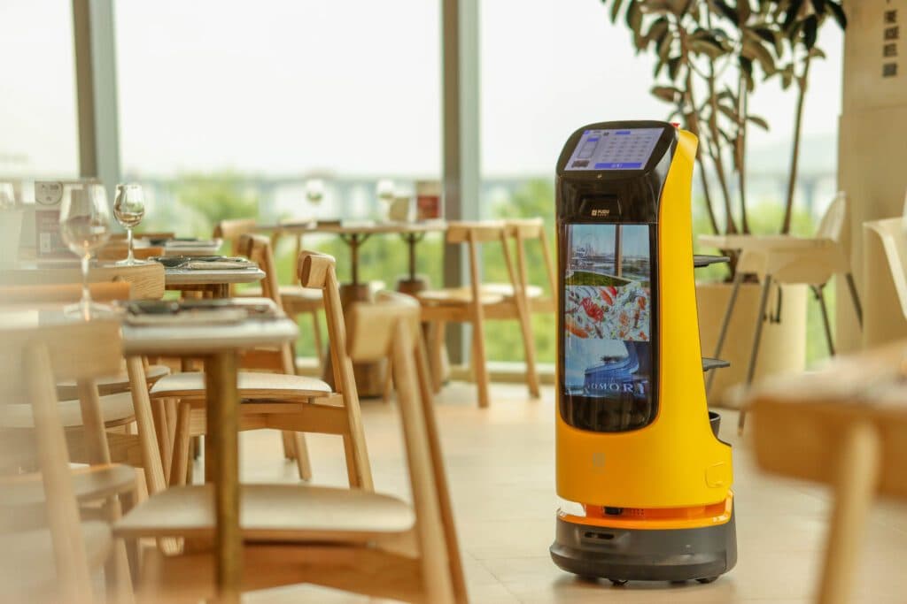 Salen a competir con “Optimus”, de Tesla: la cordobesa que comercializa robots de servicios y promete un boom