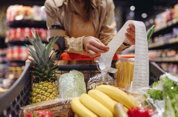 Desayuno con impuestos: una cuarta parte del precio del pan, la leche y la carne se la lleva el Estado
