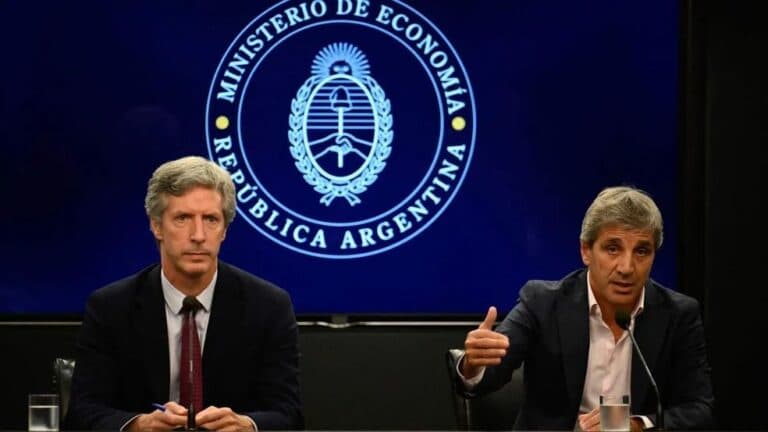 Para analista, el anuncio sobre ahorros en el colchón «apunta a una dolarización de hecho»