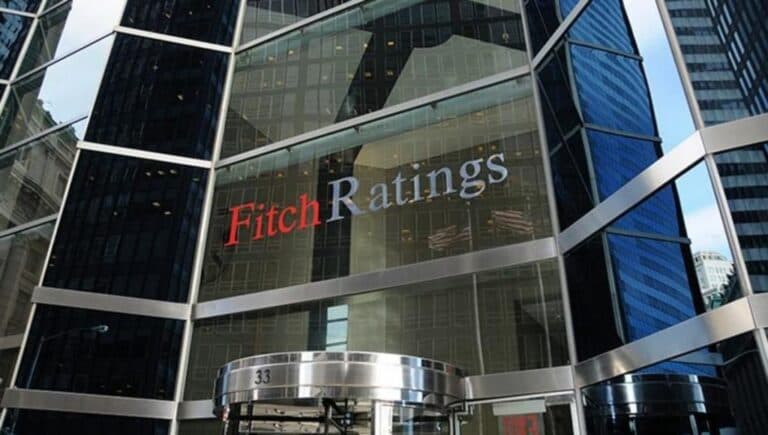 Fitch mejoró la calificación crediticia de la Argentina en moneda local y extranjera a largo plazo
