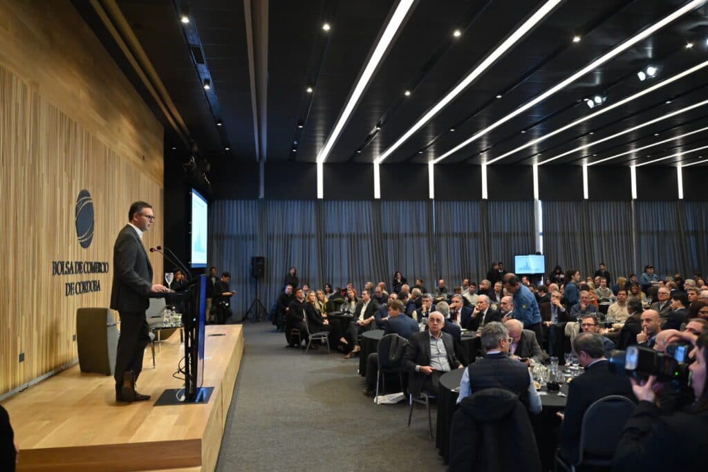 Sandleris destacó la estabilidad macro, pero advirtió que «Argentina sigue demasiado cara en dólares”