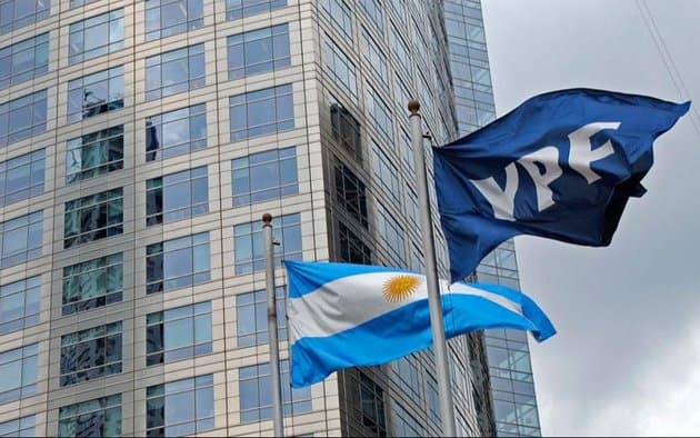El fallo por YPF sacude al mercado: caen bonos y acciones, y suben los dólares financieros