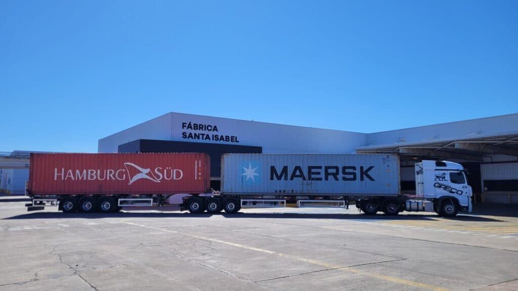 Renault inaugura la era de los bitrenes y trae contenedores desde Buenos Aires a Santa Isabel