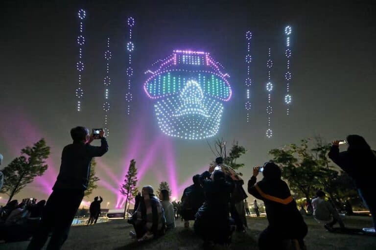 Mirando al cielo: cordobeses crean empresa de “enjambre de drones” para shows y eventos