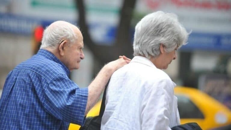 Jubilados en la era Milei: los haberes mínimos perdieron casi dos sueldos enteros frente a la inflación
