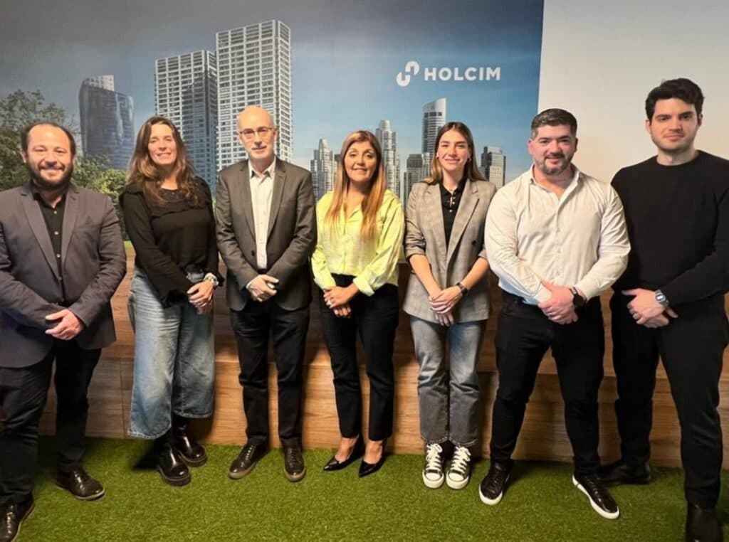 Holcim y la UNC lanzan becas y escuelas de formación para jóvenes de todo el país