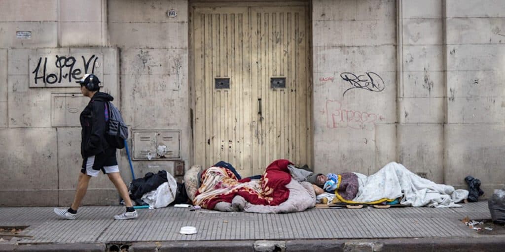 La pobreza cayó en el segundo semestre y cerró el 2025 en 28,2%, según Indec