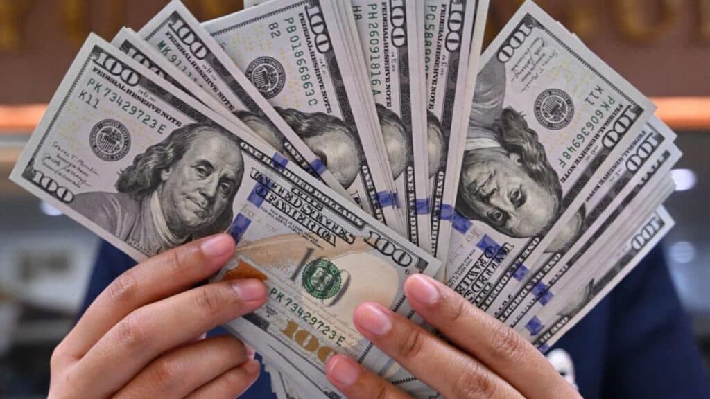 Dólares en el banco: ¿cuánto se puede depositar sin quedar bajo la lupa de ARCA en abril?
