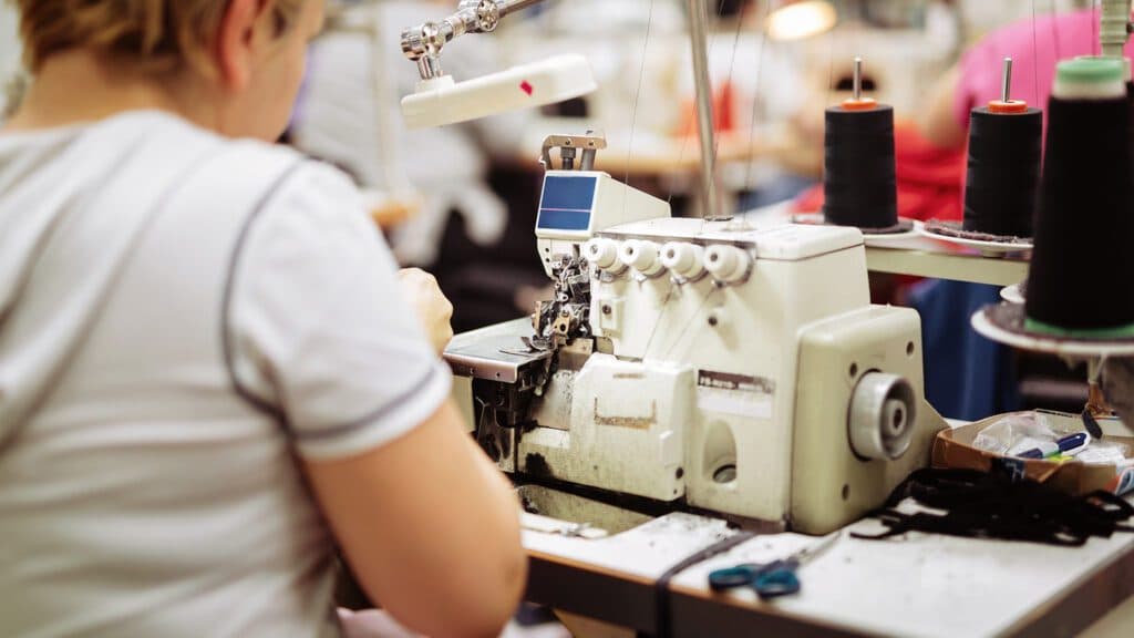 Desplome en los telares y las fábricas al 42%: por qué la industria textil sigue en caída libre