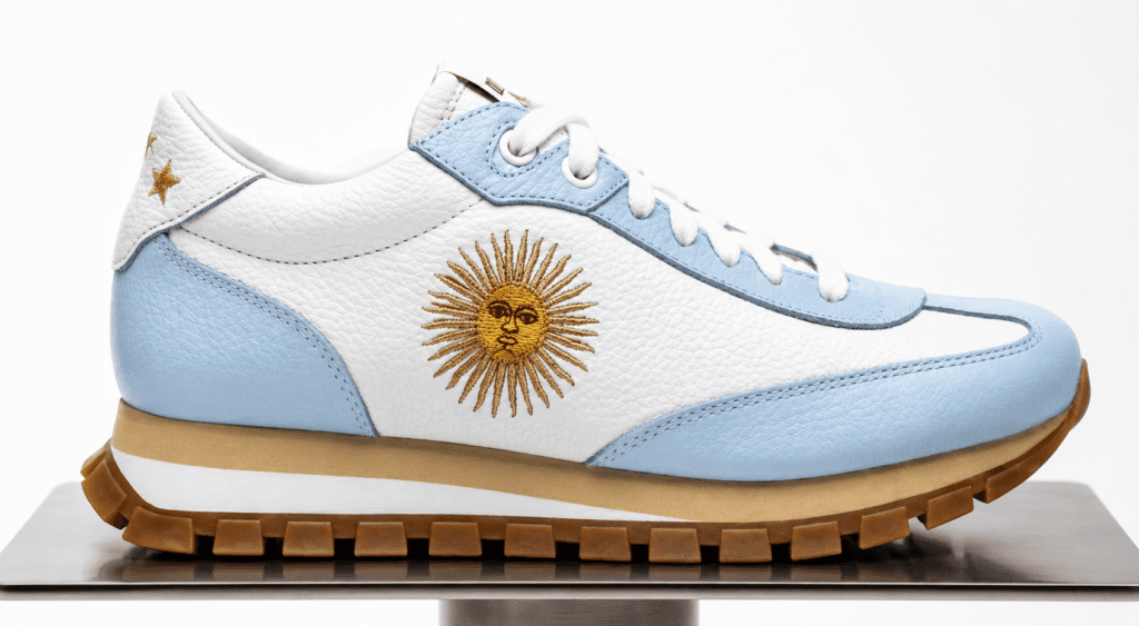 Cuestan $130.000 y son furor: las zapatillas mundialistas que fabrica una pyme de Córdoba