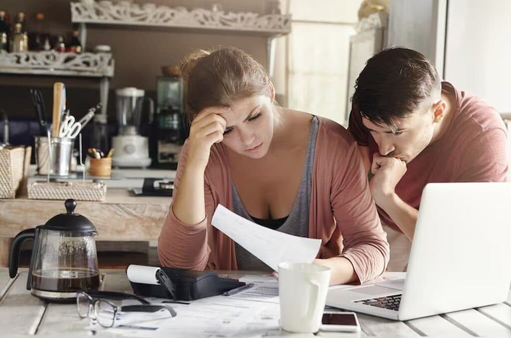 El “squeeze” en el bolsillo: tarifas y servicios ya absorben cada vez más ingresos familiares