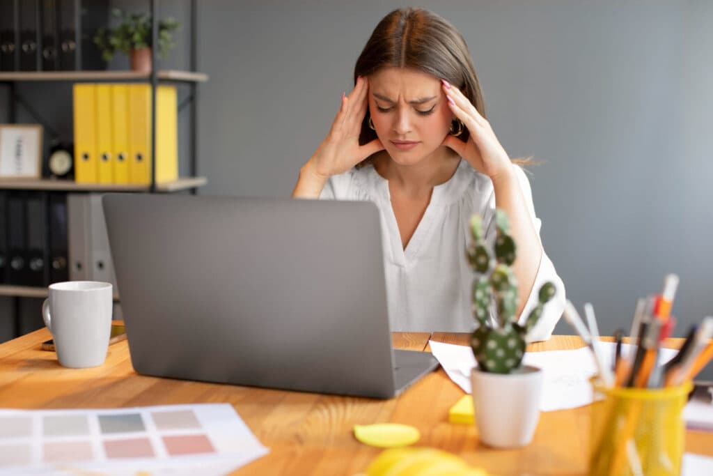 Con el 55% de los empleados en situación de sobrecarga cognitiva ¿fracasó la promesa de la IA de facilitar el trabajo?