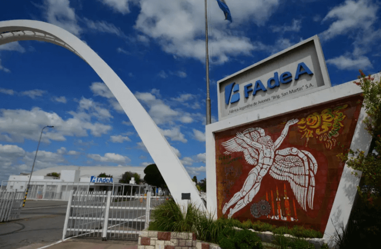 Alerta en FAdeA: los empleados cobraron el 60% del sueldo y paran la fábrica