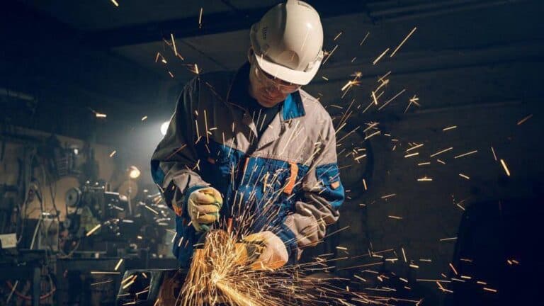 Comercio, industria y construcción: los sectores más golpeados por la sangría de empresas y empleo
