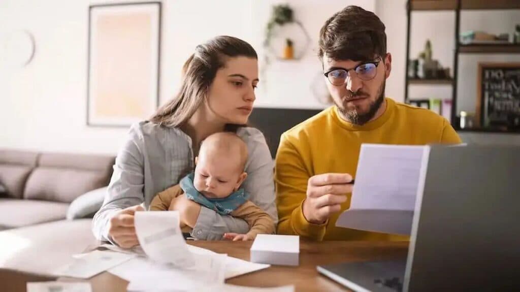 Deuda para sobrevivir: cuatro de cada diez destinan más de la mitad de sus ingresos a pagar cuotas