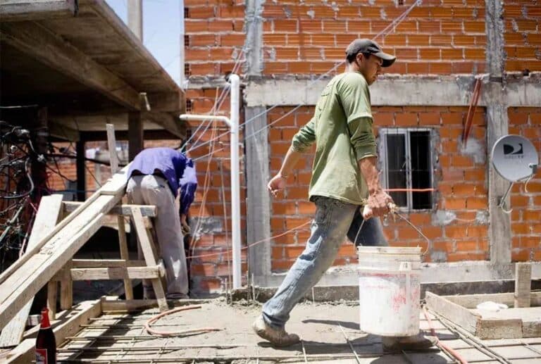 Baja desocupación, pero más precariedad: así cambió la estructura del empleo argentino entre 2010 y 2025