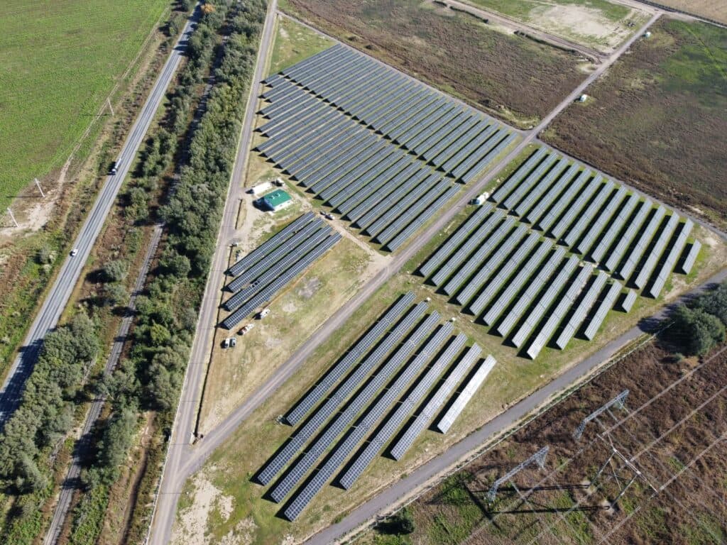Ponen en marcha el parque solar de Hotel Azur, el tercero del país en incorporar energía tokenizada