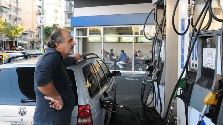 El superávit récord no llega a la calle: las familias se ahogan en deudas y la recaudación tocó el peor piso en 20 años