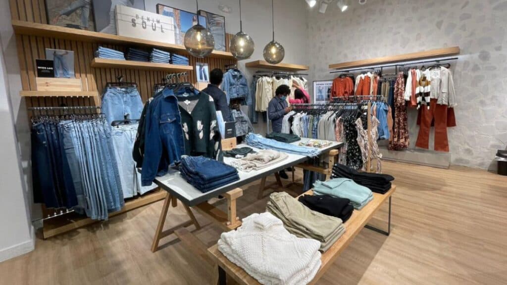 Las ventas de indumentaria siguen en caída por falta de demanda y las empresas pierden rentabilidad
