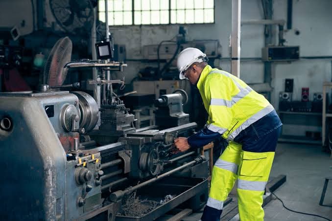 Por qué la economía produce más pero destruye puestos de trabajo y reduce los salarios reales